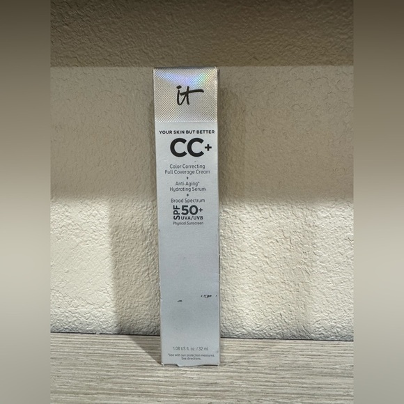 IT COSMETICSCC Full Coverage Color Correcting Foundation W/ SPF 50+. Light - Picture 3 of 3